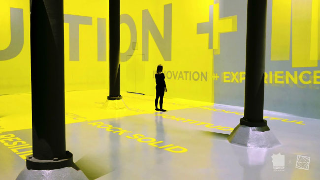 espaço de arte digital Artechouse exibindo as cores do ano Pantone 2021